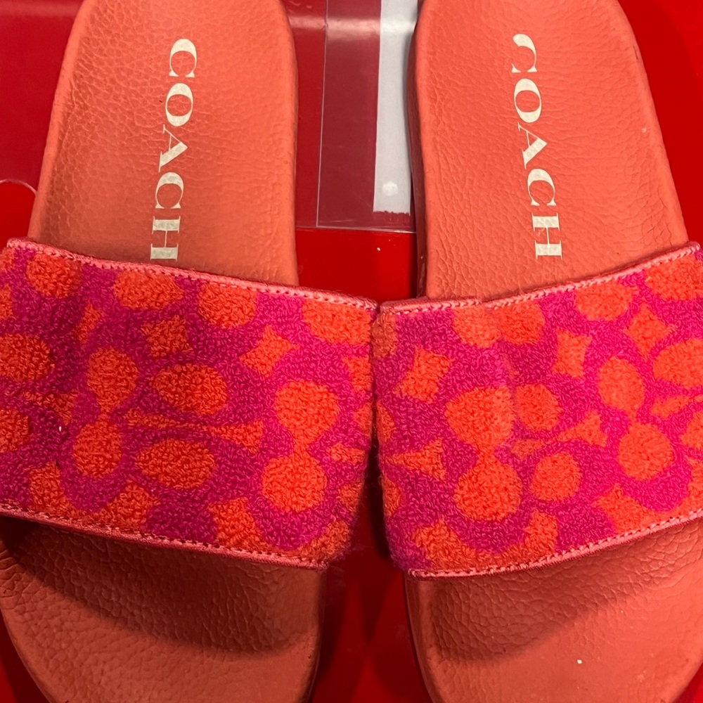 Soft comfortable coach sandal, size 8